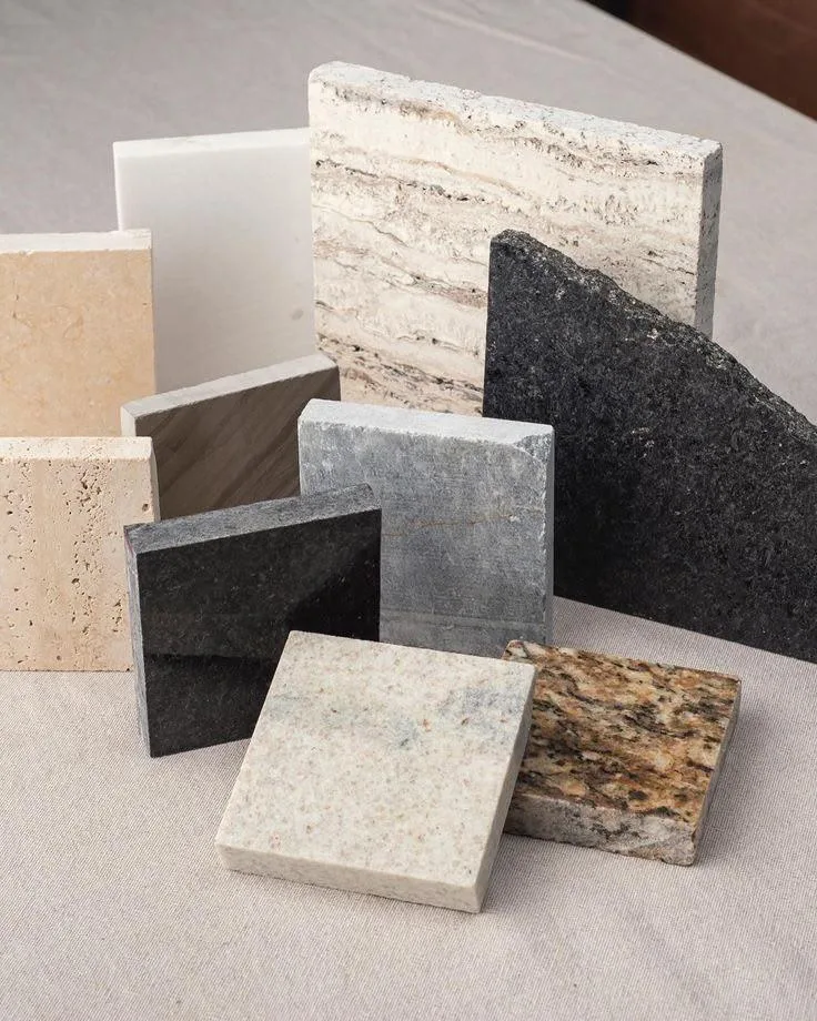 Échantillons de marbre, de granit et de pierre naturelle aux teintes et veinages variés